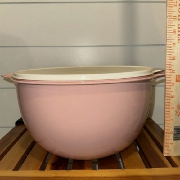 Tupperware Thatsa Mega Pink Bowl Mixing Bowl White Lid 42 cup / 10 L - Picture 1 of 3